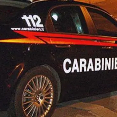 In auto con una pistola rubata, arrestati dai carabinieri