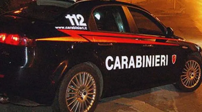 In auto con una pistola rubata, arrestati dai carabinieri