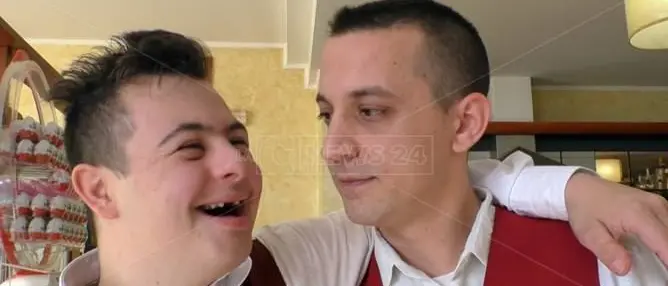 Lamezia, la storia di Mattia: un barista speciale dietro al bancone (VIDEO)