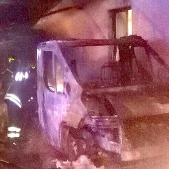 Lamezia, roghi dolosi nella notte: nel mirino un'auto e un camper