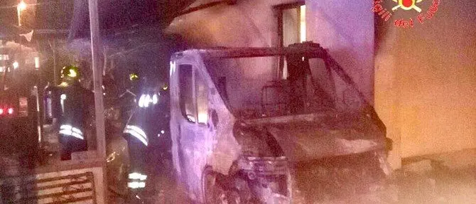 Lamezia, roghi dolosi nella notte: nel mirino un'auto e un camper