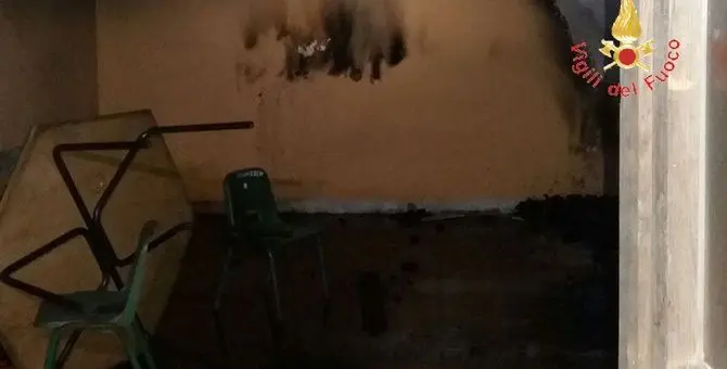 Catanzaro, scoppia un incendio nella scuola elementare a Sant'Elia