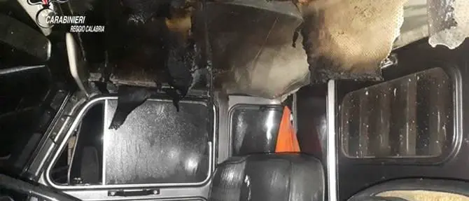 Incendiato un autocarro a Locri, denunciato 32enne