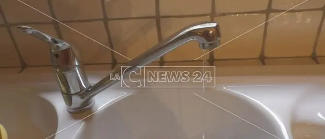 Crotone senz'acqua, disagi per cittadini e commercianti