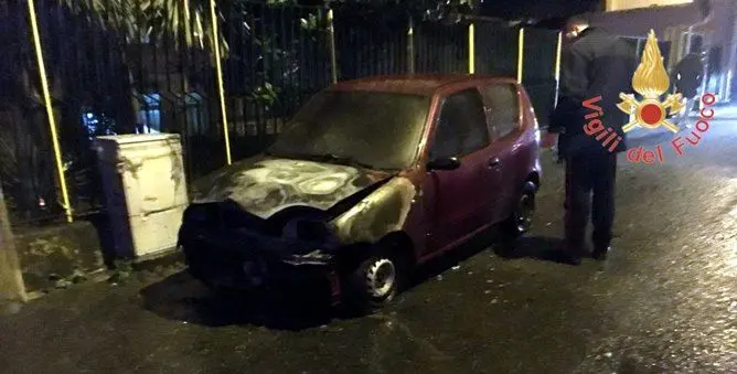 Cortale, auto in fiamme: tempestivo intervento dei vigili del fuoco