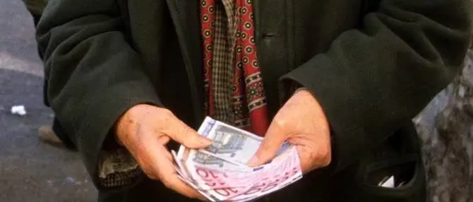 Minaccia e ricatta anziano, donna romena colta in flagranza di reato