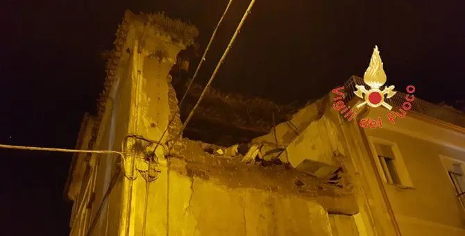 Lamezia, crolla edificio storico in pieno centro (FOTO)