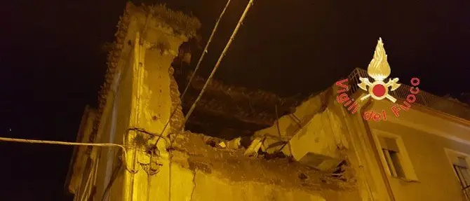 Lamezia, crolla edificio storico in pieno centro (FOTO)