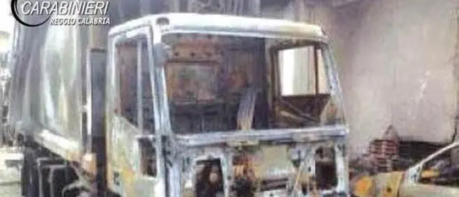 La ditta non assume presunti affiliati alla cosca e danno fuoco a un autocompattatore: un arresto