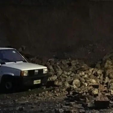 Cosenza, crolla un muro nel cuore del centro storico