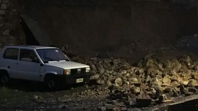 Cosenza, crolla un muro nel cuore del centro storico