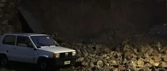 Cosenza, crolla un muro nel cuore del centro storico