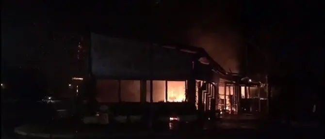 Caulonia, rogo distrugge bar in centro (VIDEO)