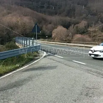 Statale 107, riapertura a senso alternato: eliminati i massi pericolanti e costone in sicurezza con le reti