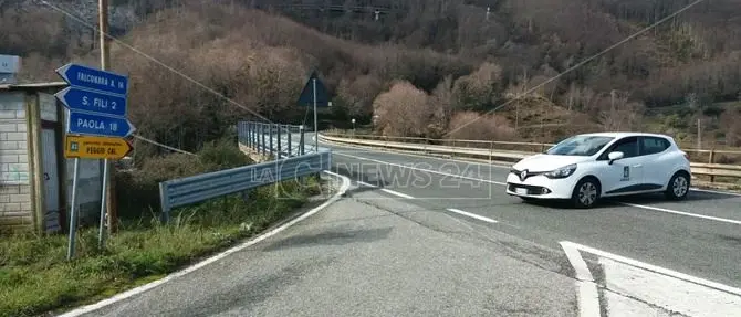 Statale 107, riapertura a senso alternato: eliminati i massi pericolanti e costone in sicurezza con le reti