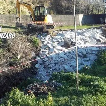 Riversano materiale del cantiere in un avvallamento a Girifalco, scatta la denuncia