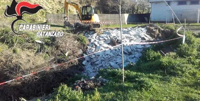 Riversano materiale del cantiere in un avvallamento a Girifalco, scatta la denuncia