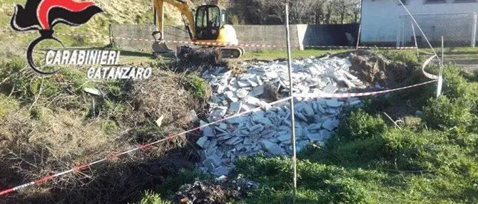 Riversano materiale del cantiere in un avvallamento a Girifalco, scatta la denuncia