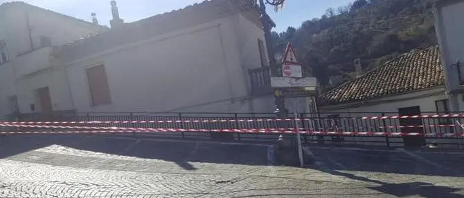 Oriolo, vasto fronte di frana. Minacciato anche l'antico maniero