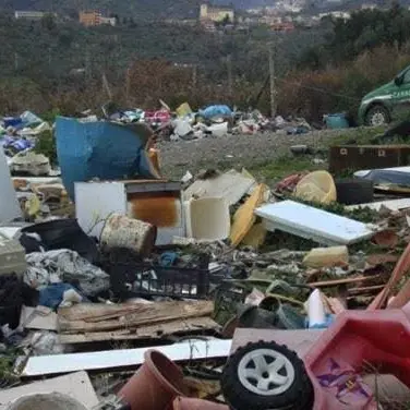 Magisano, rifiuti urbani e speciali in un terreno dell’Asp di Catanzaro