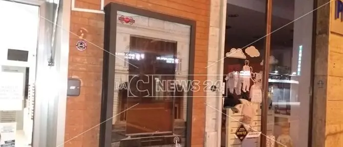 Porno nell’isola pedonale: il pannello informativo “impazzisce” e diventa hot