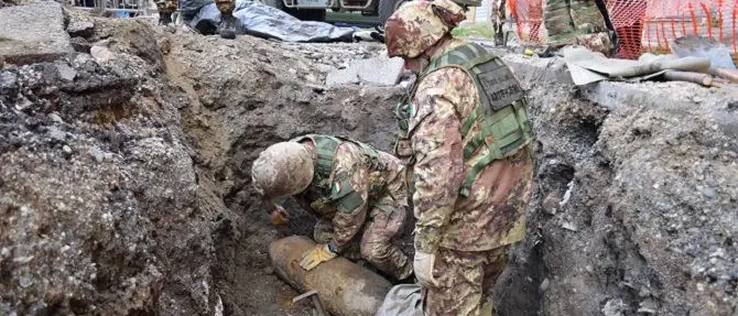 Niente traghetti, treni e auto: Villa San Giovanni si ferma per disinnescare una bomba (VIDEO)