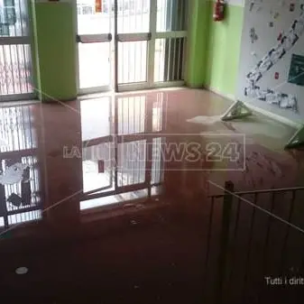 Catanzaro, allagata la biblioteca del liceo classico (FOTO e VIDEO)