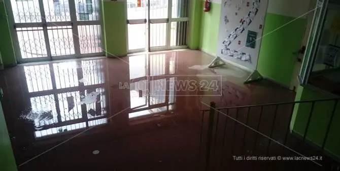 Catanzaro, allagata la biblioteca del liceo classico (FOTO e VIDEO)