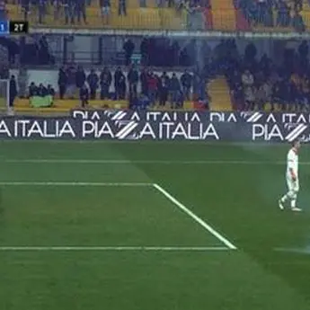 Lancia un petardo in campo durante la partita, daspo per un tifoso calabrese