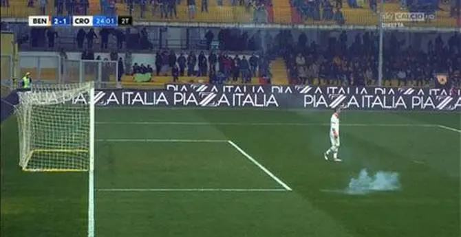 Lancia un petardo in campo durante la partita, daspo per un tifoso calabrese