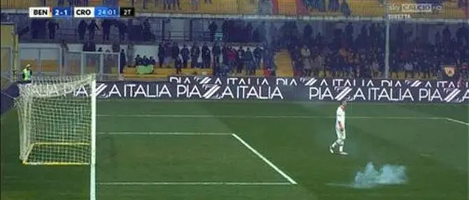 Lancia un petardo in campo durante la partita, daspo per un tifoso calabrese