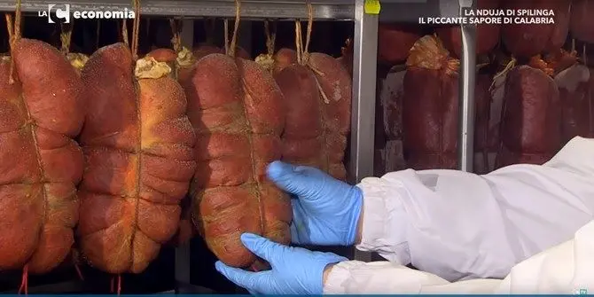 Dalla scelta dei peperoncini alla stagionatura: ecco come nasce la ‘nduja (VIDEO)