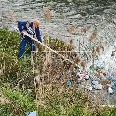 Cosenza, la polizia municipale ripulisce le sponde del Crati