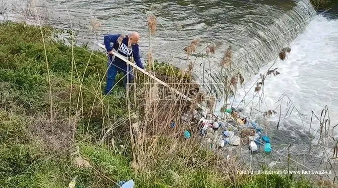 Cosenza, la polizia municipale ripulisce le sponde del Crati