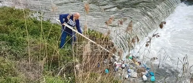Cosenza, la polizia municipale ripulisce le sponde del Crati