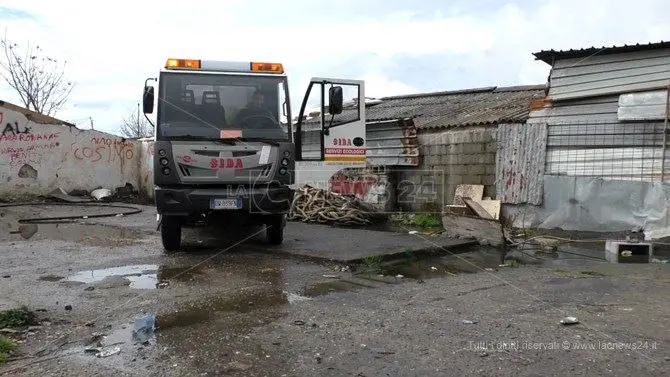 Allagamenti nel campo rom di Scordovillo: intervengono gli autospurgo