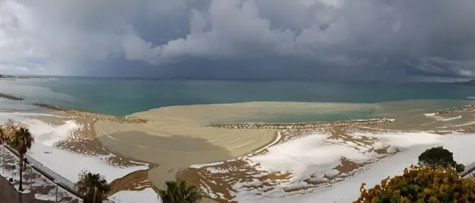 Crotone imbiancata da una forte grandinata