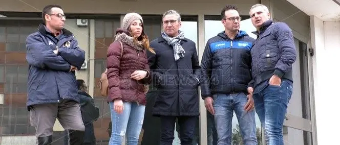 Lamezia, ragazzi disabili lasciati fuori dai locali in cui si allenavano. Il Comune: «Non sapevamo nulla» (VIDEO)