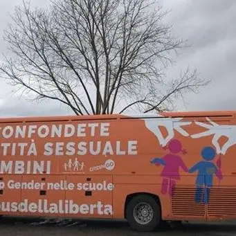 Il bus anti-gender arriva a Reggio e fa la gincana tra le polemiche