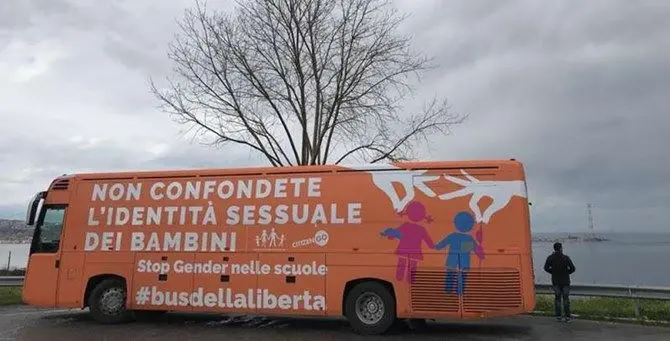 Il bus anti-gender arriva a Reggio e fa la gincana tra le polemiche