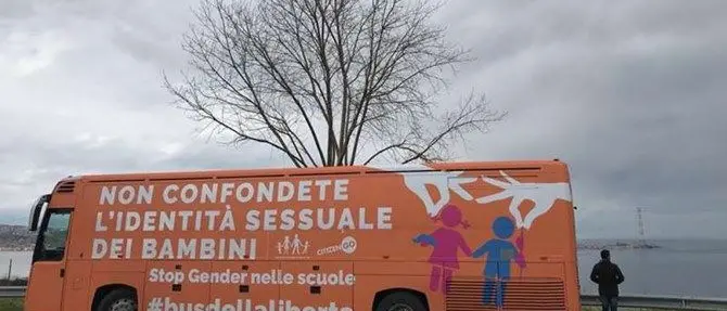 Il bus anti-gender arriva a Reggio e fa la gincana tra le polemiche