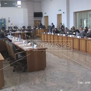 Cosenza, Guccione: «È bancarotta». Duro Vigna: «Paghiamo i debiti delle vostre giunte» (FOTO-VIDEO)