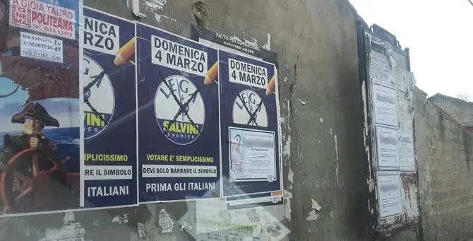 I muri di paese e i manifesti della Lega, quando la propaganda vince sulla memoria