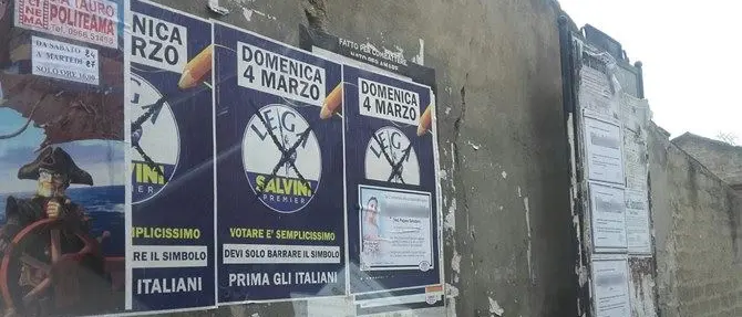 I muri di paese e i manifesti della Lega, quando la propaganda vince sulla memoria