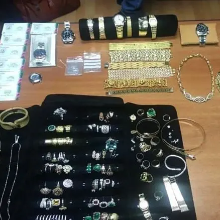 Pronto a salire su aereo con valigia piena di gioielli: denunciato