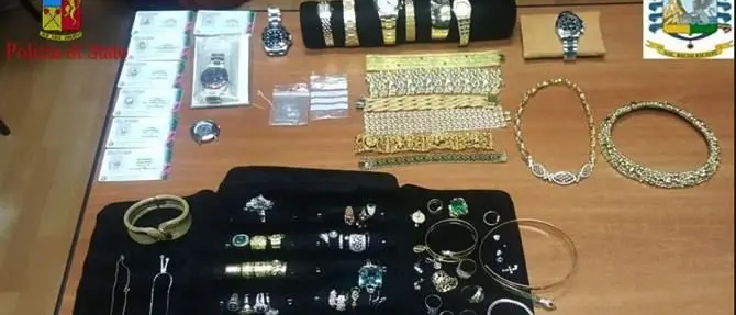 Pronto a salire su aereo con valigia piena di gioielli: denunciato