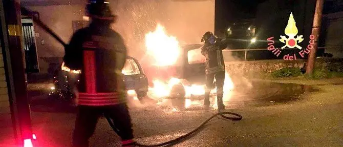In fiamme due autovetture nella notte a Girifalco