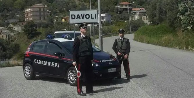 Davoli, tenta di aggredire l’ex moglie incinta: arrestato