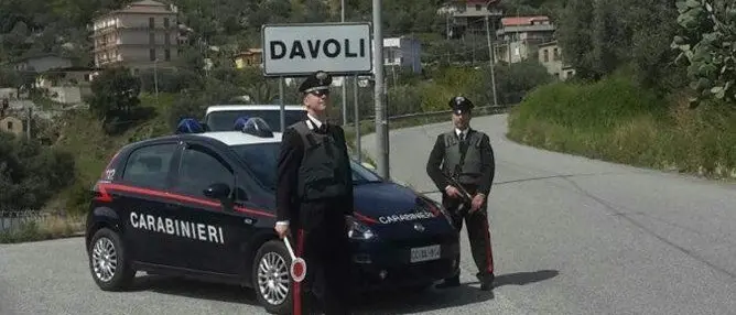 Davoli, tenta di aggredire l’ex moglie incinta: arrestato