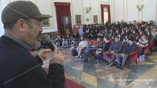 Il monito di Pino Aprile: «La politica ha dimenticato il Mezzogiorno» (VIDEO)